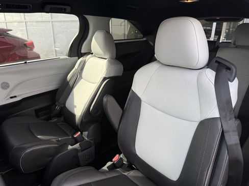 Used 2025 Toyota Sienna XSE w/ XSE Plus Package image 26