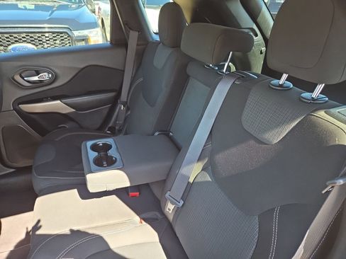 Used 2017 Jeep Cherokee Latitude FWD image 39