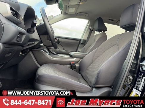 Used 2022 Toyota Highlander LE image 26