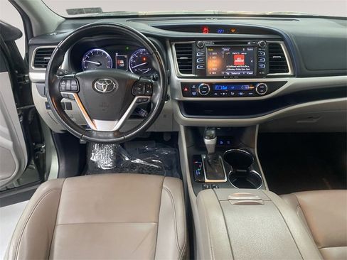 Used 2019 Toyota Highlander XLE image 10