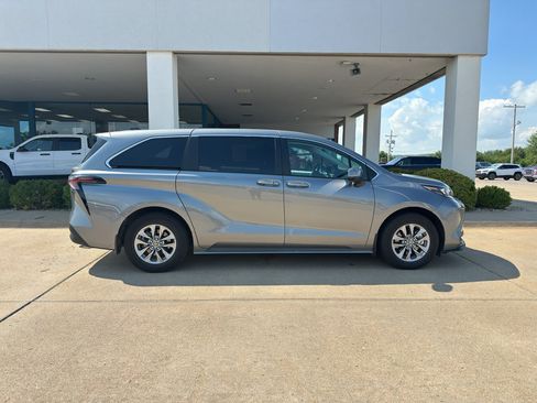 Used 2026 Toyota Sienna LE AWD/4WD image 13