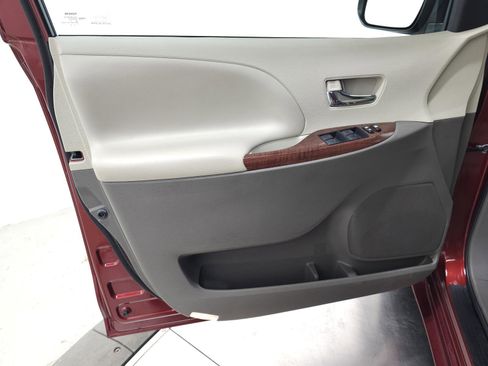 Used 2012 Toyota Sienna XLE FWD image 11