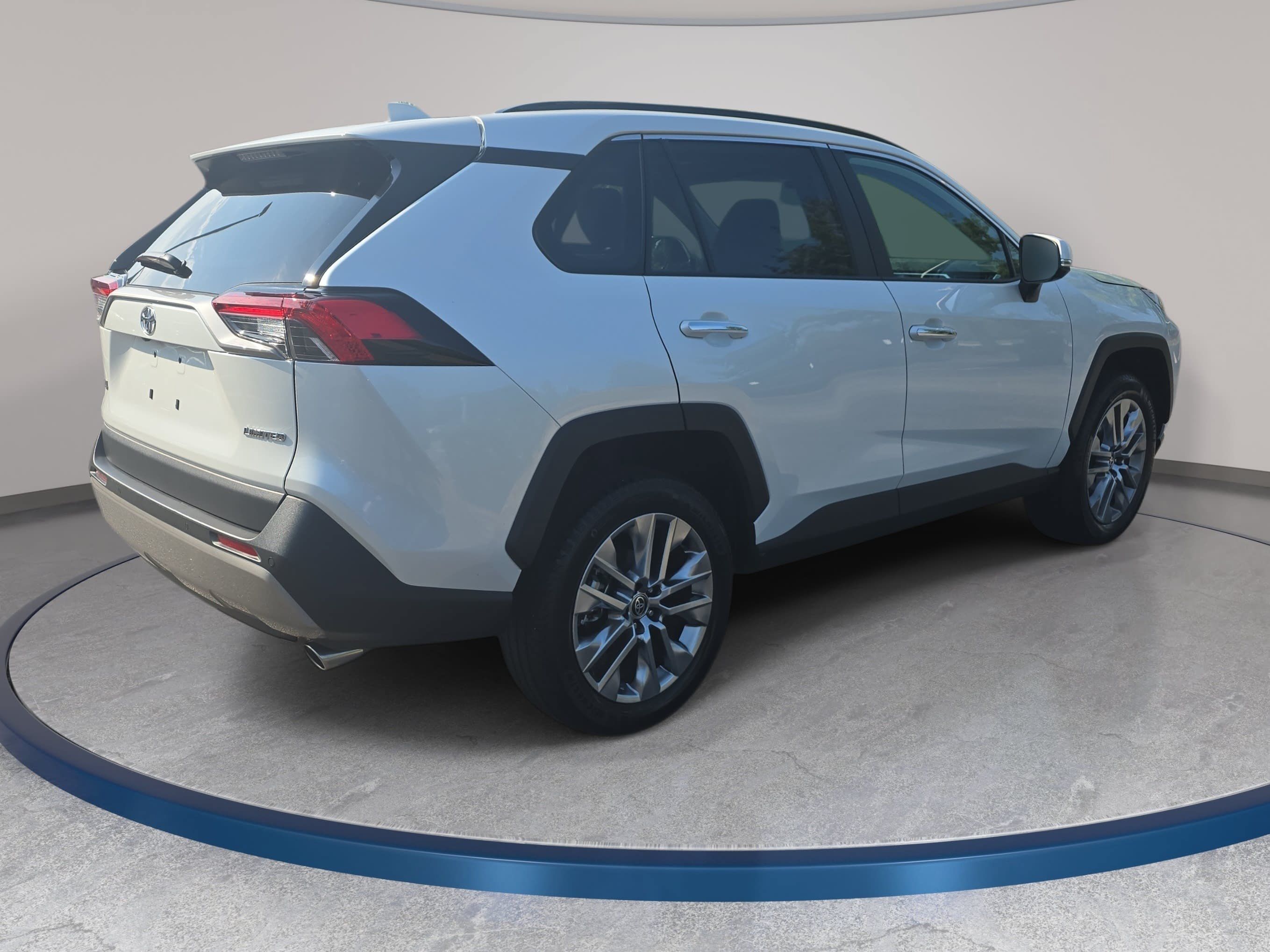 Used 2023 Toyota RAV4 Limited FWD image 5