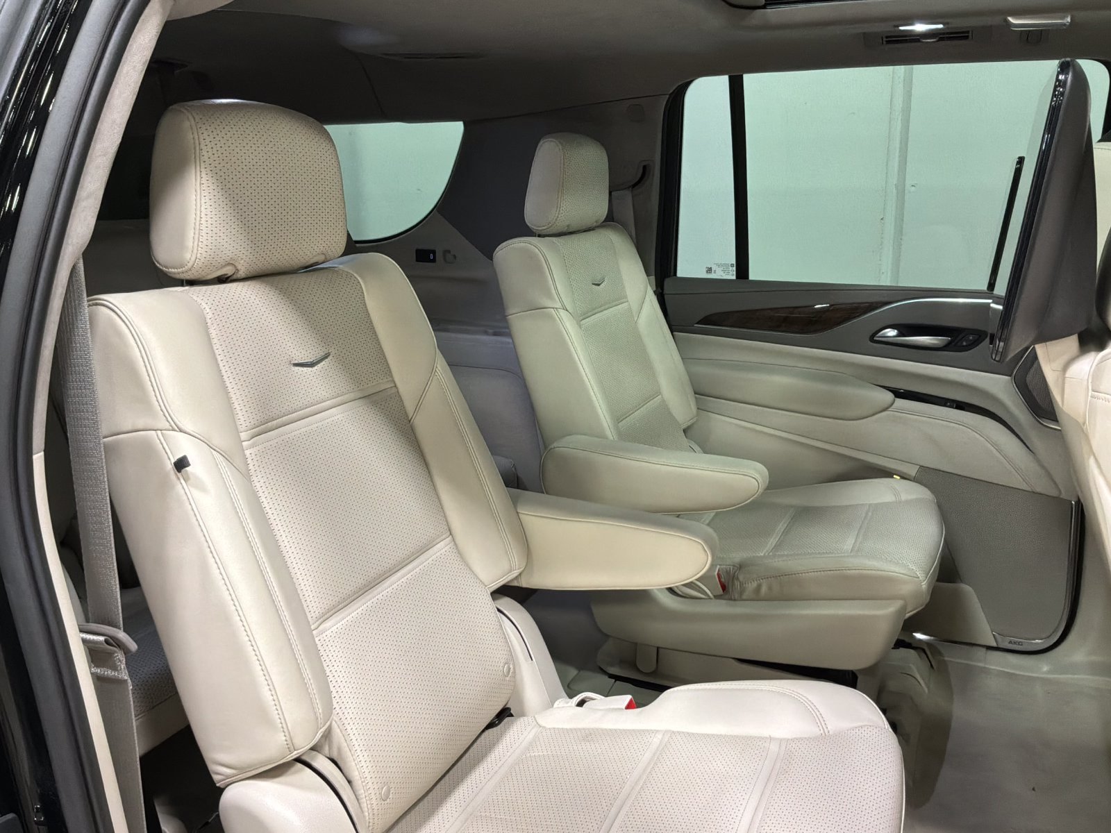 Used 2023 Cadillac Escalade ESV Premium Luxury Platinum AWD/4WD image 21