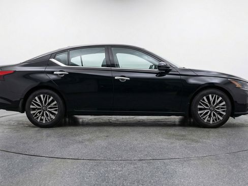Used 2025 Nissan Altima 2.5 SV image 11