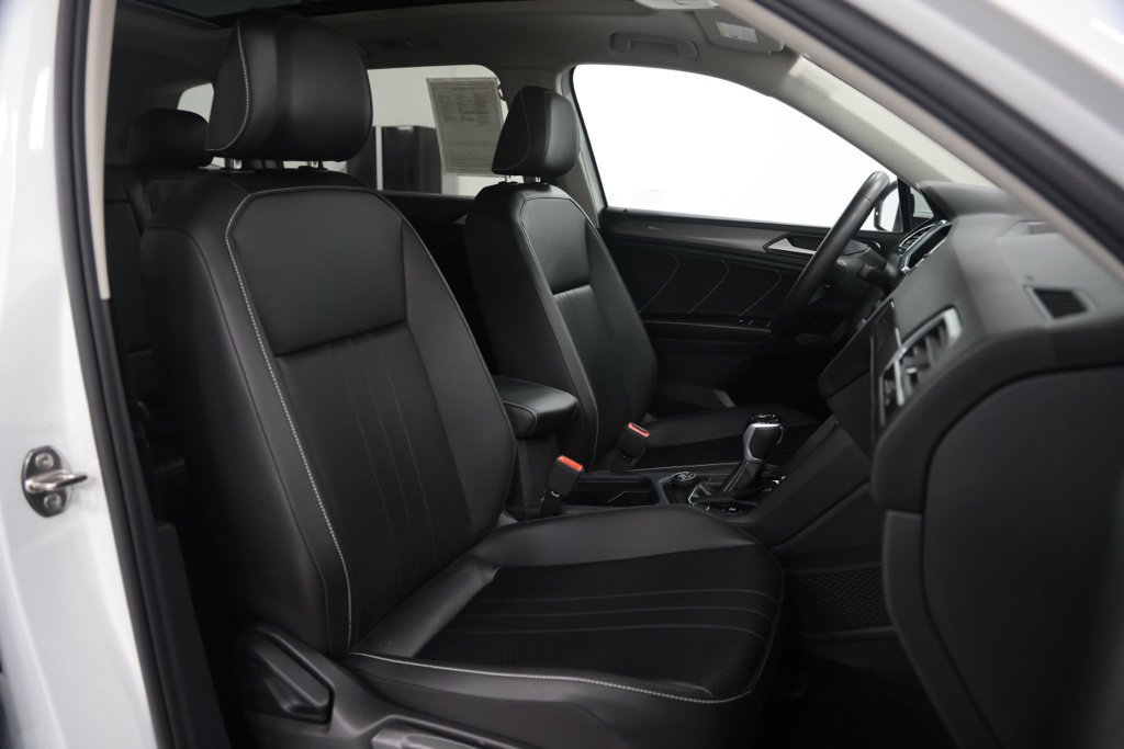 Used 2023 Volkswagen Tiguan SE w/ Panoramic Sunroof Package AWD/4WD image 17