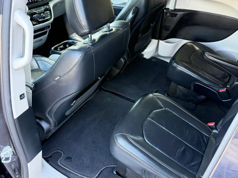 Used 2017 Chrysler Pacifica Touring-L FWD image 26