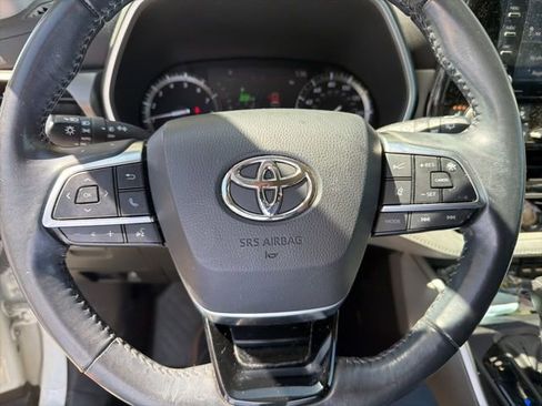 Used 2021 Toyota Highlander XLE image 7