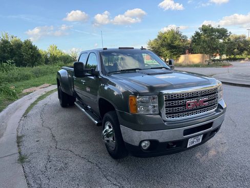 Used 2011 GMC Sierra 3500 SLT w/ SLT Convenience Package AWD/4WD image 4