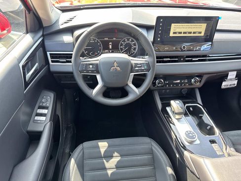New 2025 Mitsubishi Outlander SE image 10