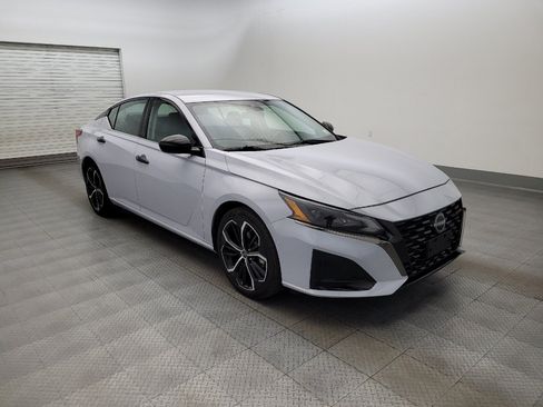 Used 2024 Nissan Altima 2.5 SR FWD image 13