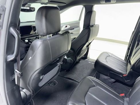 Used 2023 Chrysler Pacifica Touring-L w/ S Appearance Package image 25