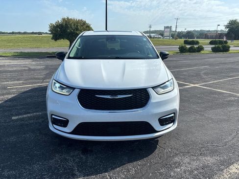 Used 2024 Chrysler Pacifica Limited FWD image 2