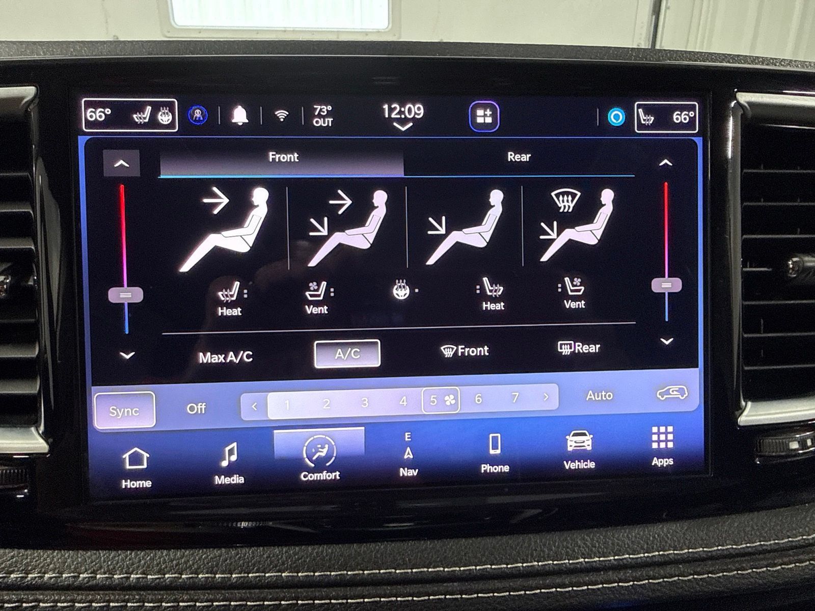 Used 2023 Chrysler Pacifica Limited FWD image 38
