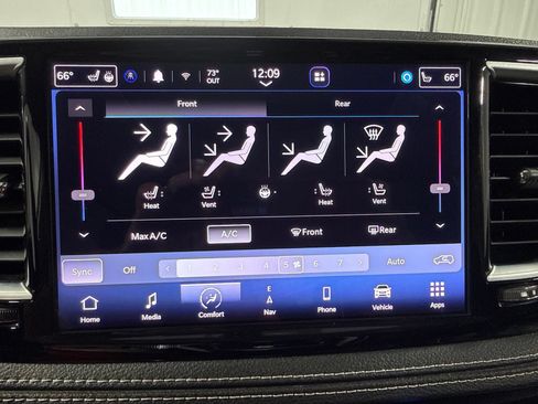 Used 2023 Chrysler Pacifica Limited FWD image 38