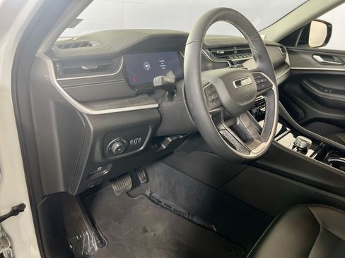 Used 2023 Jeep Grand Cherokee L Limited AWD/4WD image 9
