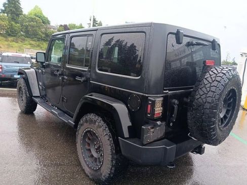 Used 2017 Jeep Wrangler Unlimited Sahara w/ Connectivity Group AWD/4WD image 2