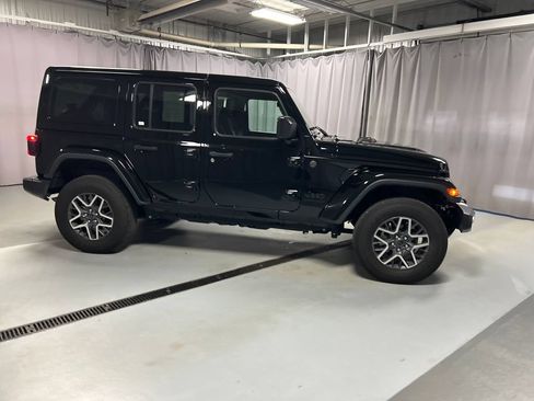 Used 2025 Jeep Wrangler Unlimited Sahara AWD/4WD image 8