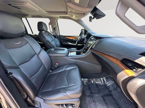 Used 2020 Cadillac Escalade ESV Premium Luxury AWD/4WD image 28