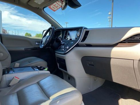 Used 2019 Toyota Sienna XLE FWD image 30