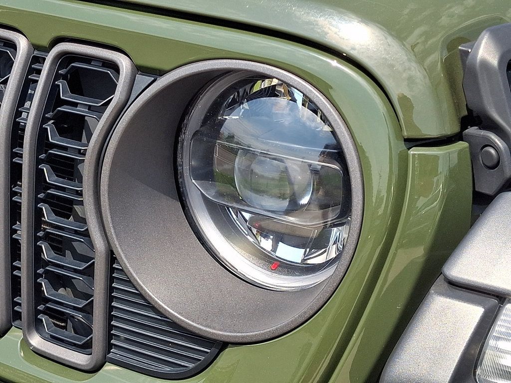 Used 2024 Jeep Wrangler Unlimited Rubicon AWD/4WD image 2