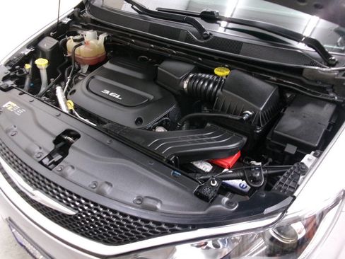 Used 2017 Chrysler Pacifica Touring-L FWD image 31