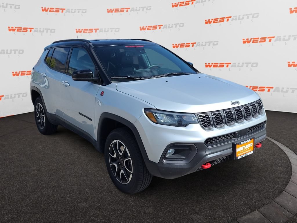 Used 2025 Jeep Compass Trailhawk AWD/4WD image 7
