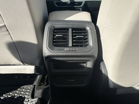 Used 2025 Volkswagen Taos SE w/ Panoramic Sunroof Package image 11