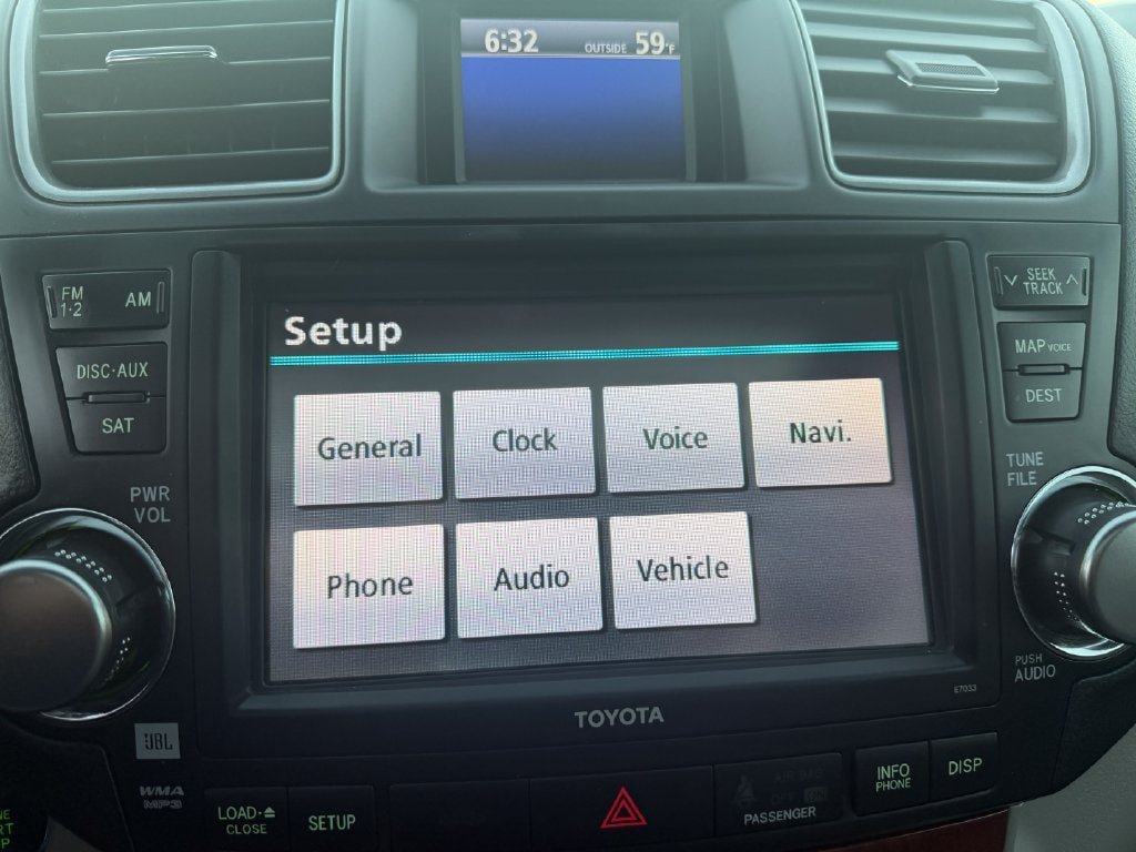 Used 2012 Toyota Highlander Limited w/ Tow Pkg AWD/4WD image 9