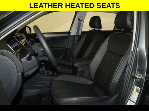 Used 2024 Volkswagen Tiguan SE w/ Panoramic Sunroof Package image 4