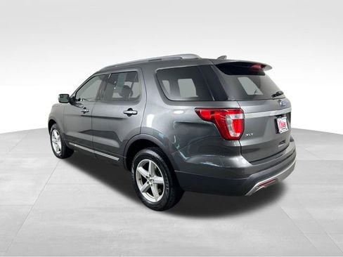 Used 2017 Ford Explorer XLT w/ Equipment Group 202A AWD/4WD image 4