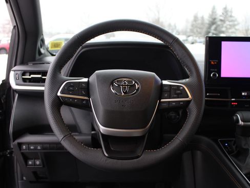 Used 2025 Toyota Sienna XLE Woodland Edition image 10