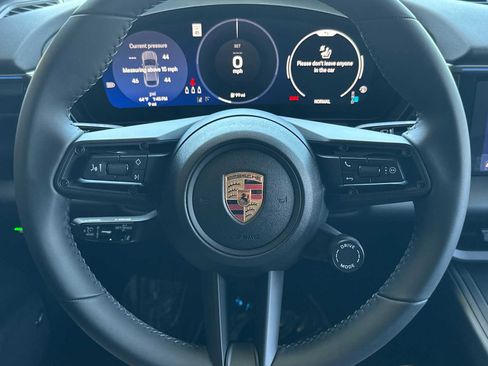 New 2025 Porsche Macan Electric image 23