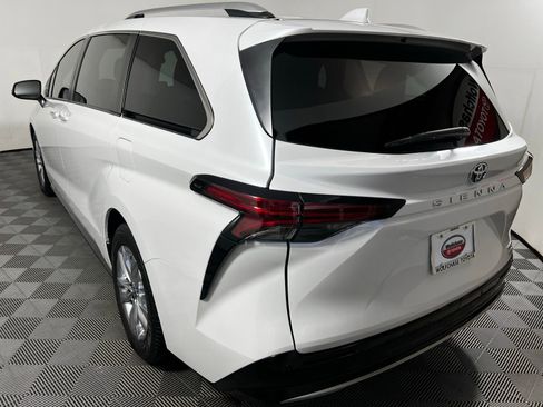 Certified 2023 Toyota Sienna Limited image 7