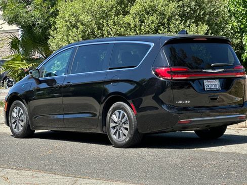 Used 2024 Chrysler Pacifica Limited FWD image 5