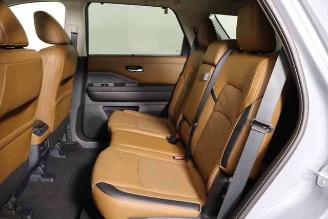 Used 2025 Nissan Pathfinder Platinum w/ Cargo Package AWD/4WD image 8