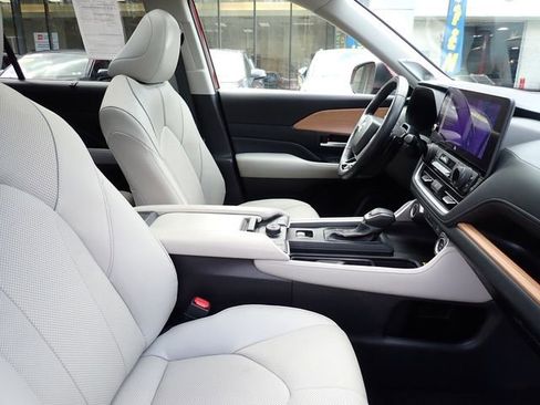 Certified 2024 Toyota Grand Highlander AWD image 3