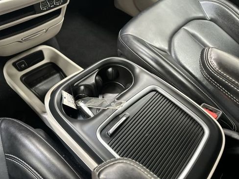 Used 2023 Chrysler Pacifica Touring-L image 22