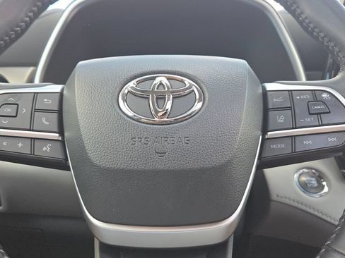 Used 2023 Toyota Highlander XLE FWD image 18