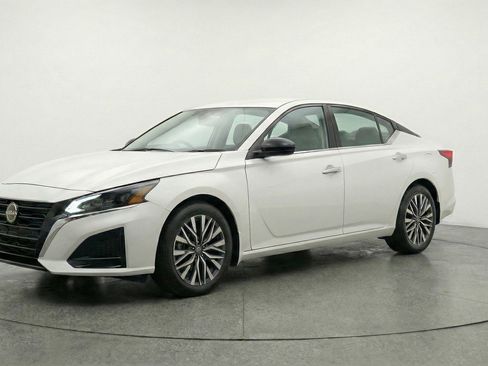 Used 2025 Nissan Altima 2.5 SV FWD image 3