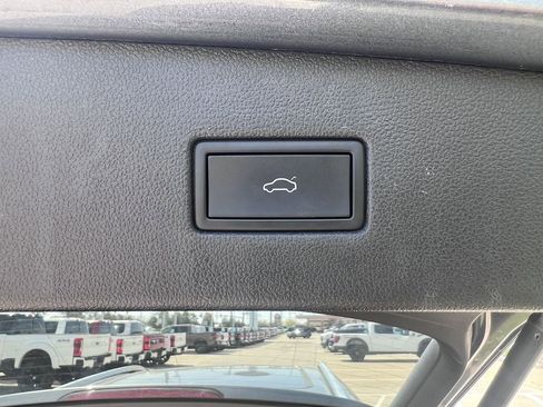 Used 2022 Volkswagen Tiguan SEL R-Line AWD/4WD image 16