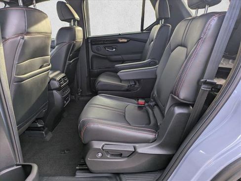 Used 2025 Honda Pilot TrailSport image 17