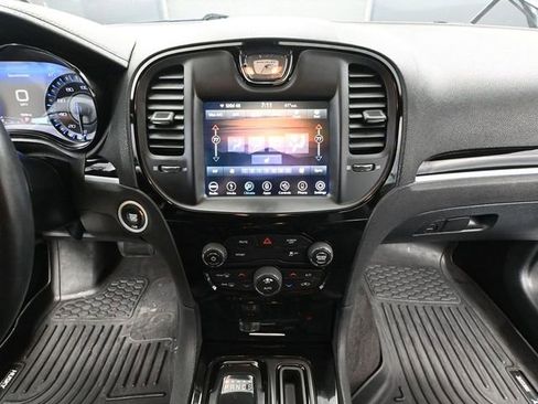 Used 2018 Chrysler 300 S image 31