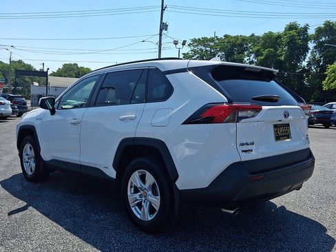 Used 2021 Toyota RAV4 XLE w/ Convenience Package AWD/4WD image 4