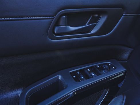 Used 2024 Nissan Pathfinder SV image 10