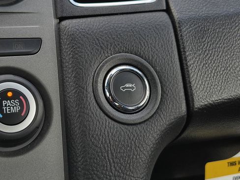 Used 2016 Ford Taurus SEL FWD image 22