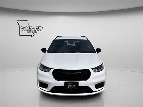 New 2026 Chrysler Pacifica Select w/ S Appearance Package image 2