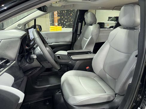 Used 2025 Toyota Sienna XLE w/ XLE Plus Package AWD/4WD image 15