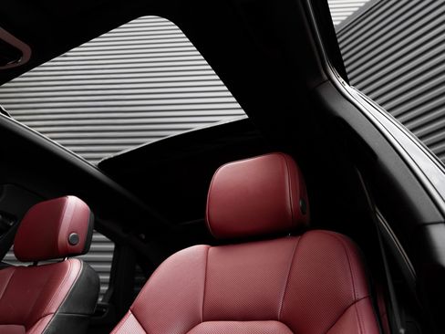 Certified 2025 Porsche Macan AWD/4WD image 14