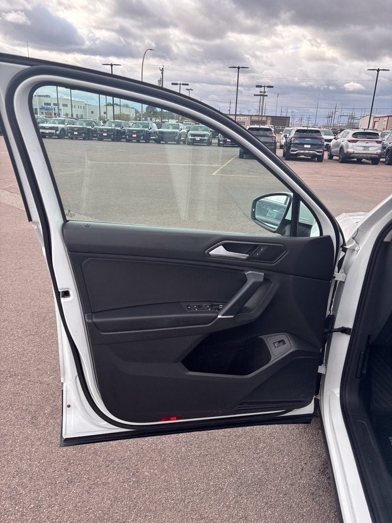 Used 2018 Volkswagen Tiguan SEL AWD/4WD image 8